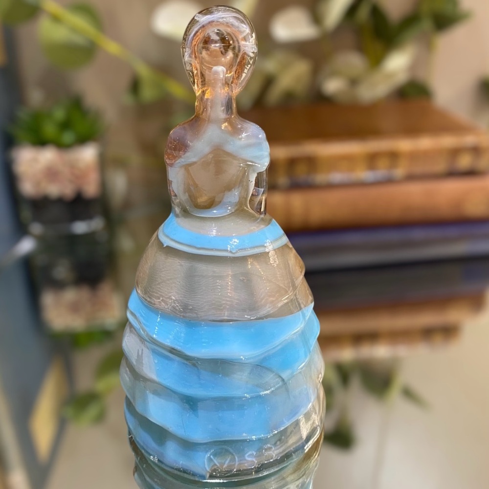 Vintage Summit Art Melanie Slag Glass Figurine Blue Tan Southern Belle Bonnet - Picture 9 of 10